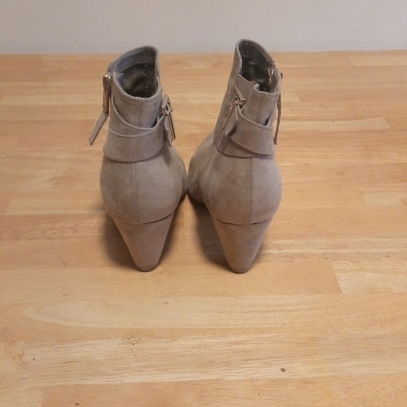 Shoes - Picture 3 of 4